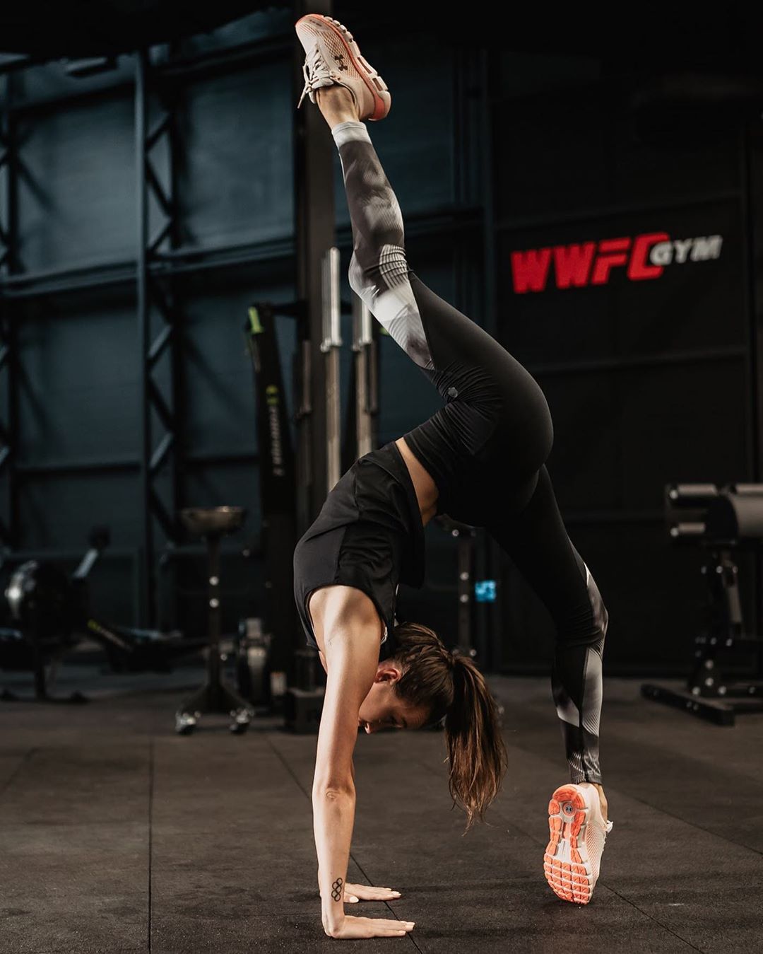 Удобно ездить в трамвае: Анна Ризатдинова поразила идеальным вертикальным шпагатом