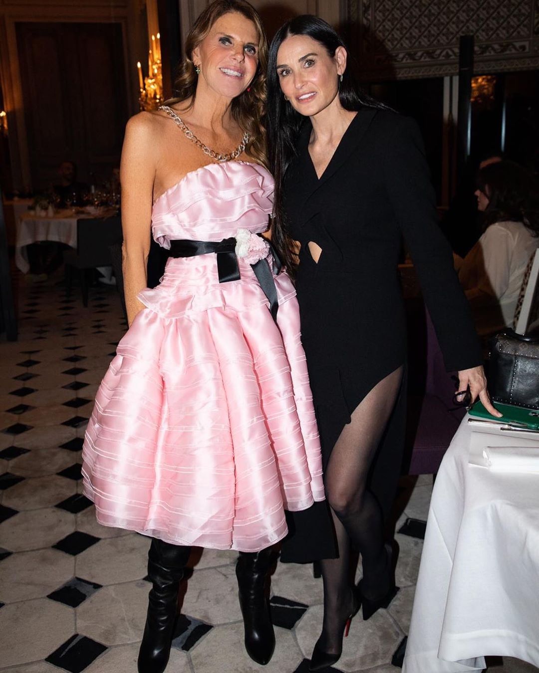 57-річна Демі Мур у сукні з екстремальним розрізом засвітила спортивні ніжки