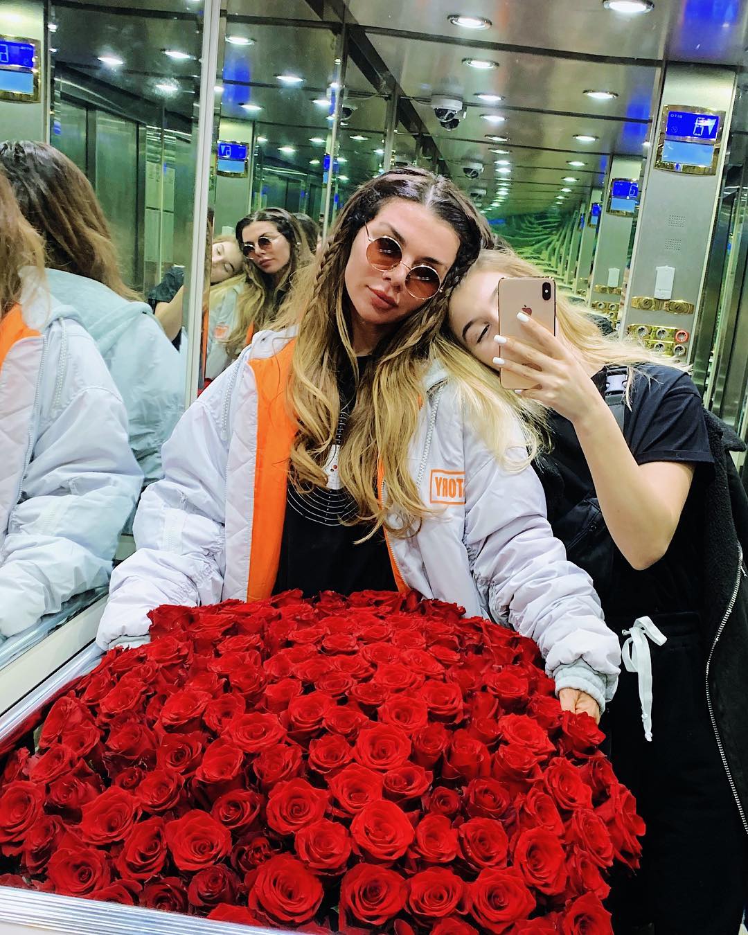 "Поиграем в ролевые": Анна Седокова с огромным букетом цветов заинтриговала сеть