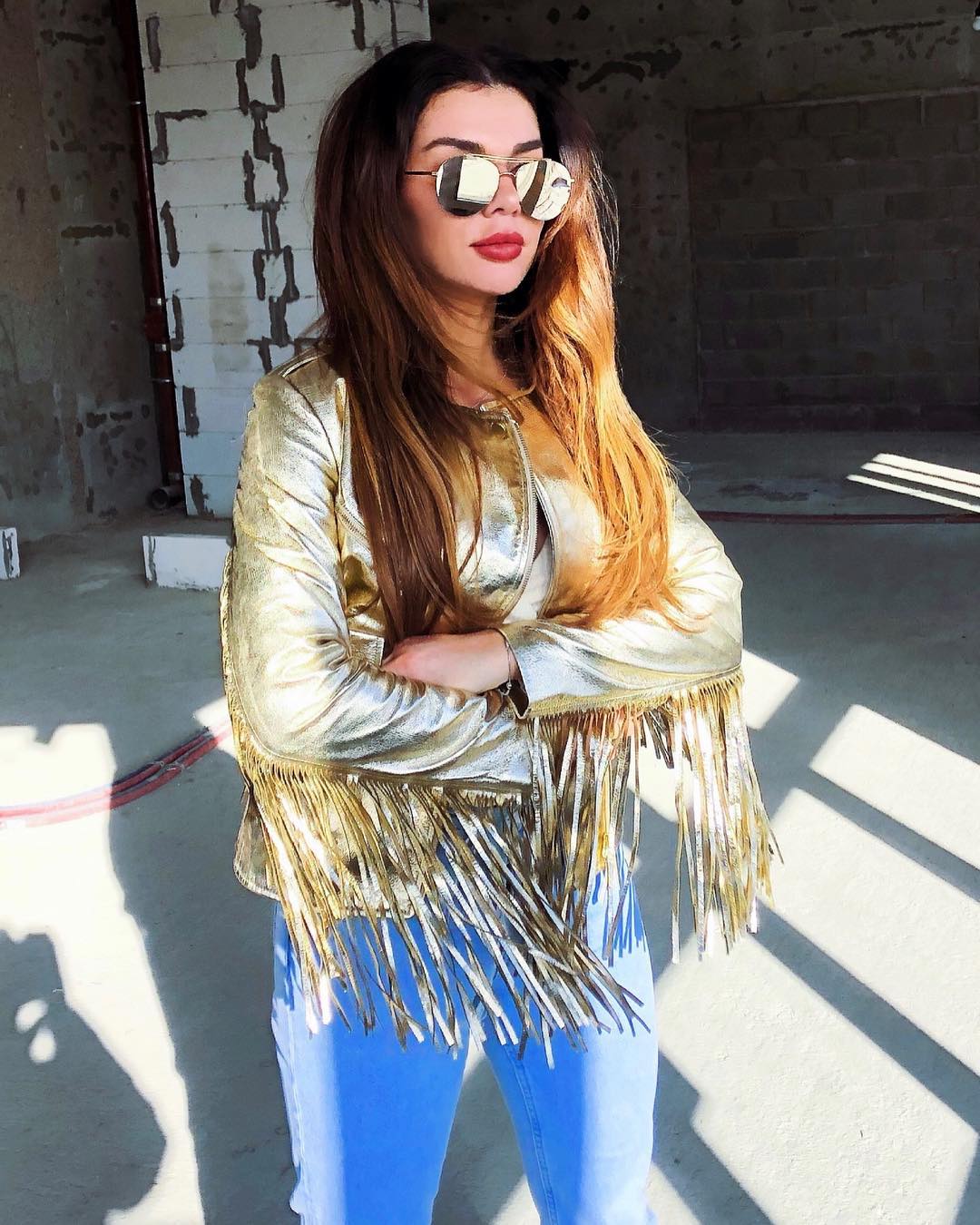 Золото і бахрома: Анна Сєдокова похизувалася ефектним весняним "луком"