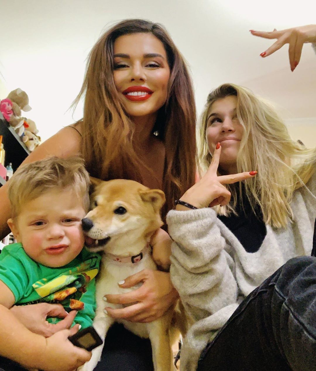 Життя мами в реальності: Анна Сєдокова умилила забавним фото з дітьми