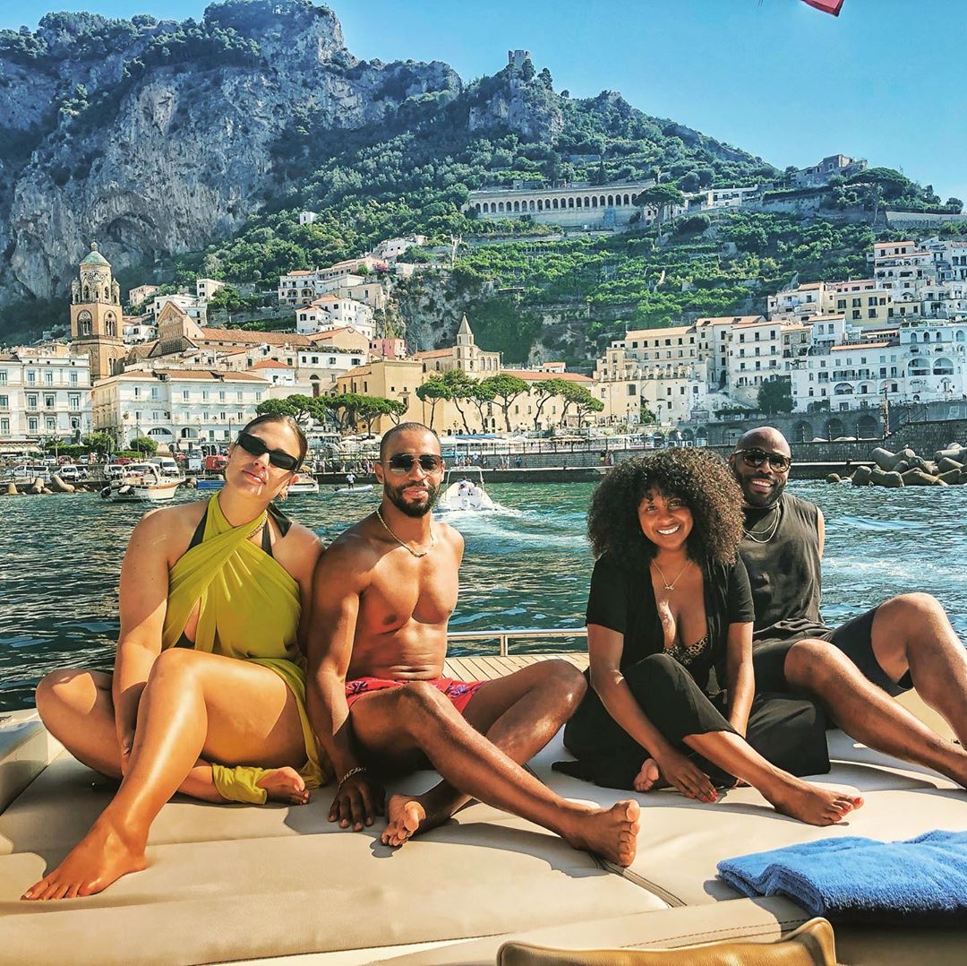 Сладкая парочка: Эшли Грэм демонстрирует пышные формы и пылкие чувства к мужу