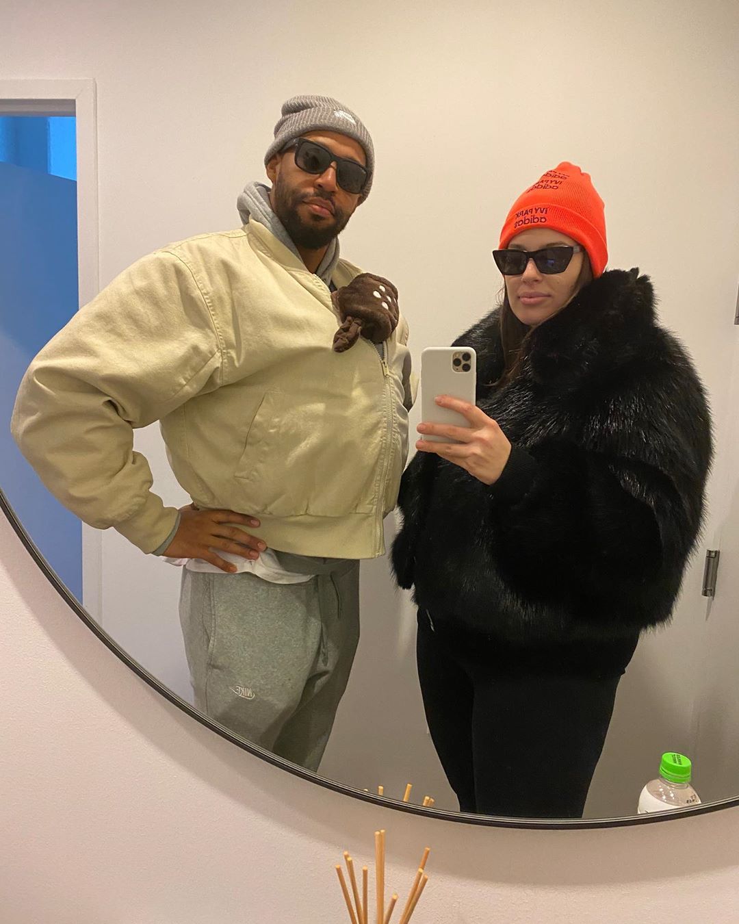 Багатозадачна матуся: Ешлі Грем показала, як встигає займатися дитиною і роботою