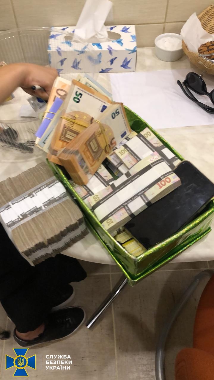 Коррупционеры из УЗ хранили взятки между лимонами и бутербродами в холодильнике (фото)