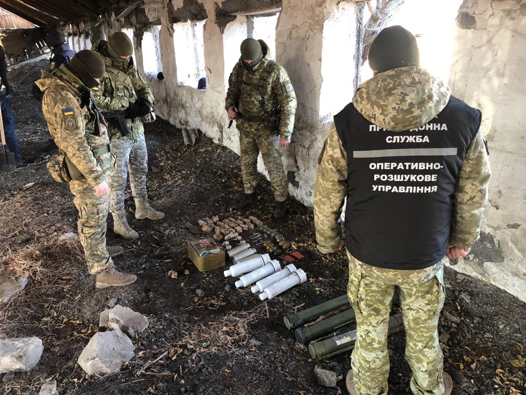 На Донбасі прикордонники виявили схованку з боєприпасами: що там знайшли (фото, відео)