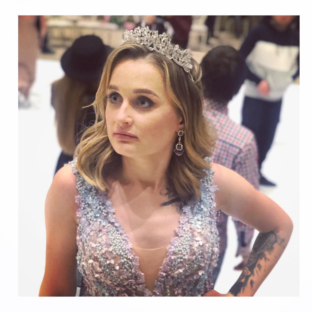 Звезда украинского ТВ-шоу пьяной упала в лужу: парни доливали водку в сок