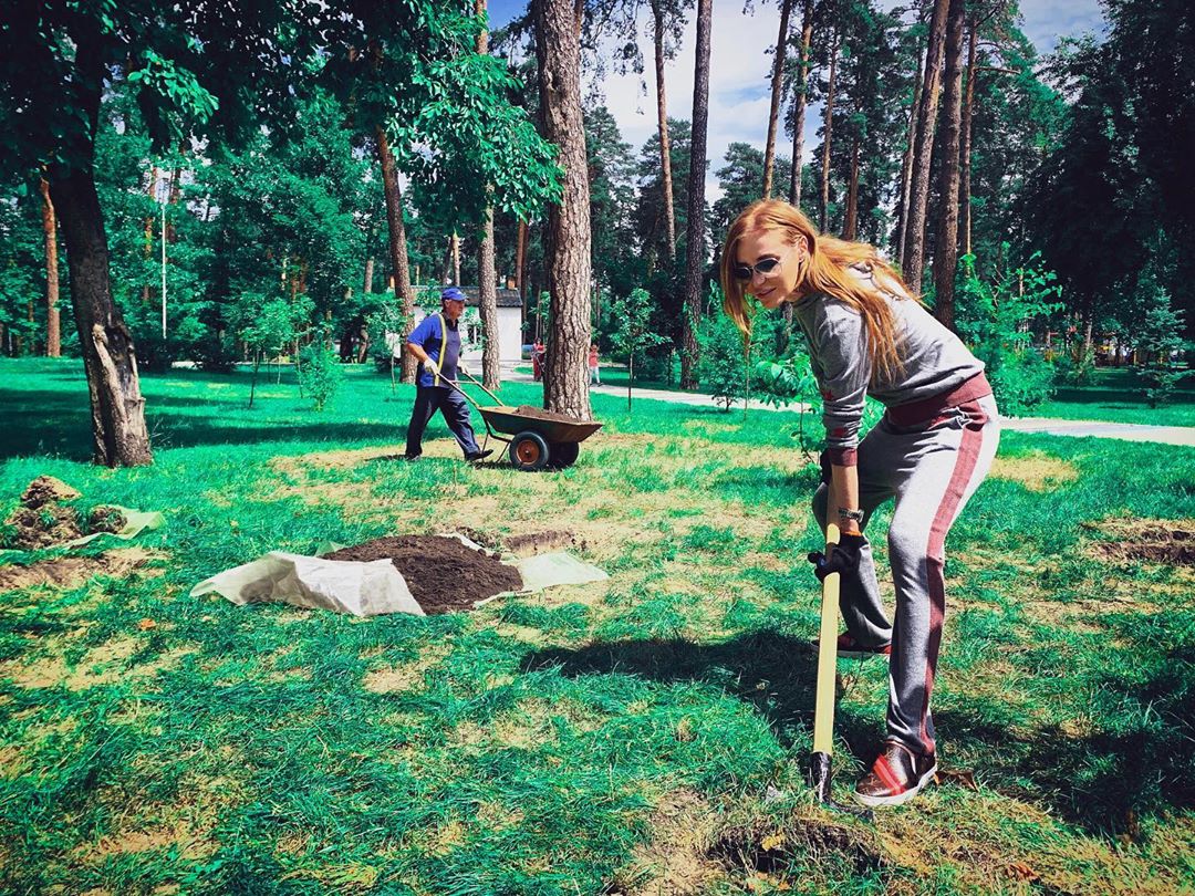 "Копай глибше": Слава Камінська після розлучення взялася за лопату