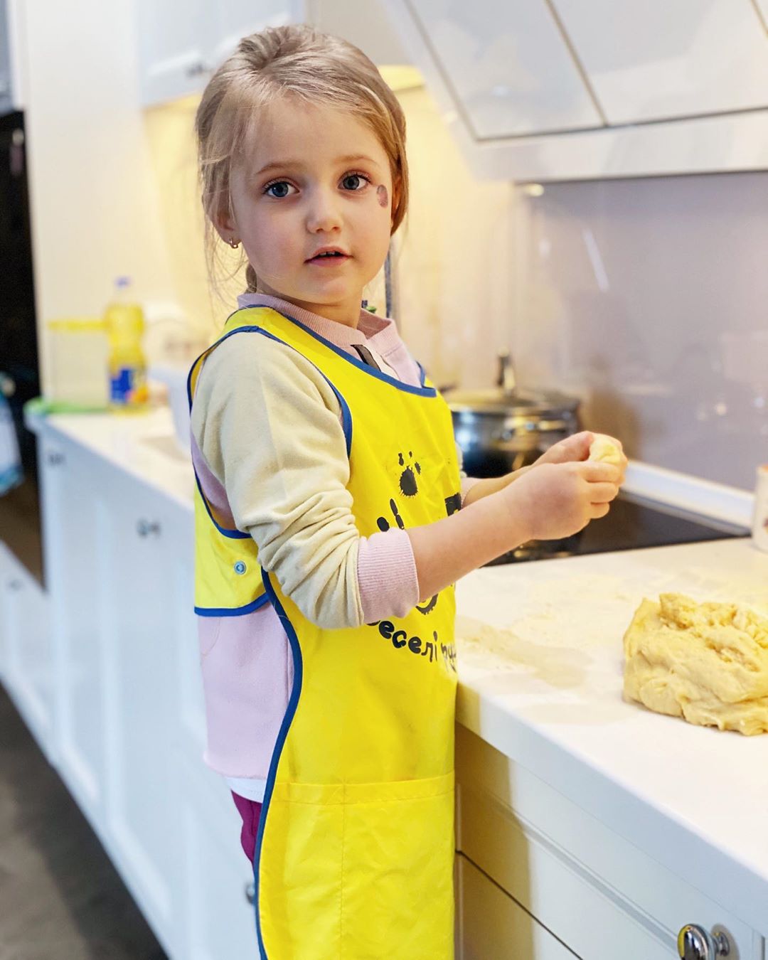 Командую молодими кулінарами: Слава Камінська показала, як готувалася з дітьми до Великодня