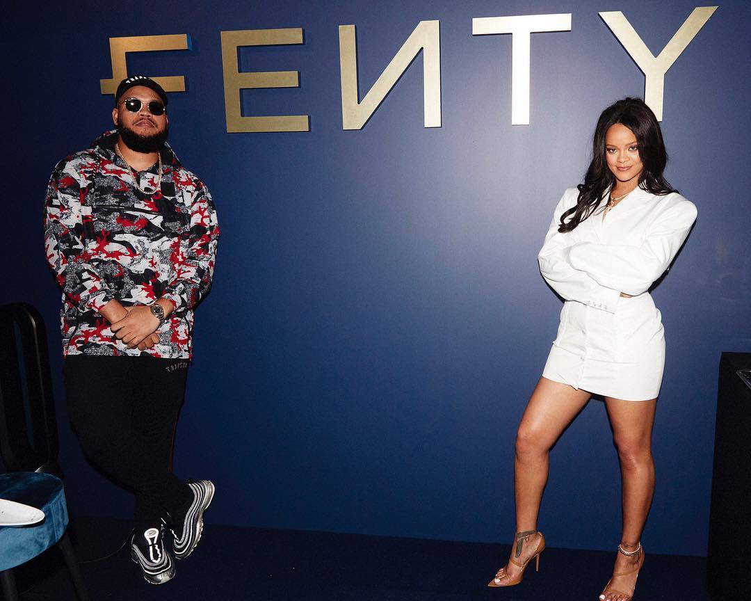 Стильна провокація: Ріанна похвалилася стрункою фігурою в нарядах власного виробництва