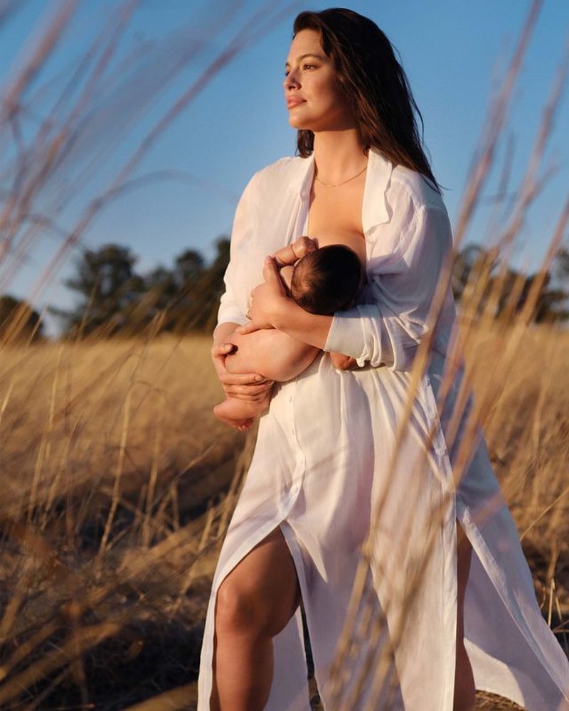 У відвертих образах і в компанії сина: Ешлі Грем знялася для відомого глянцю