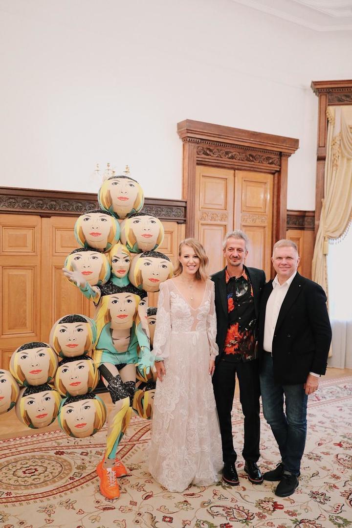 Белое платье, браслеты и катафалк: Ксения Собчак выходит замуж (фото, видео)