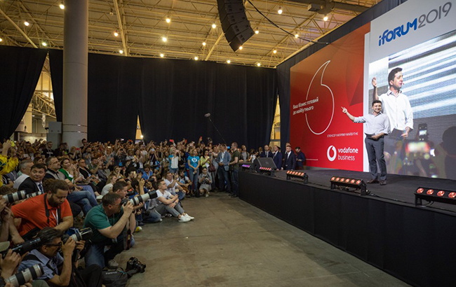 Давайте не про політику: охоронці Зеленського вдарили журналіста