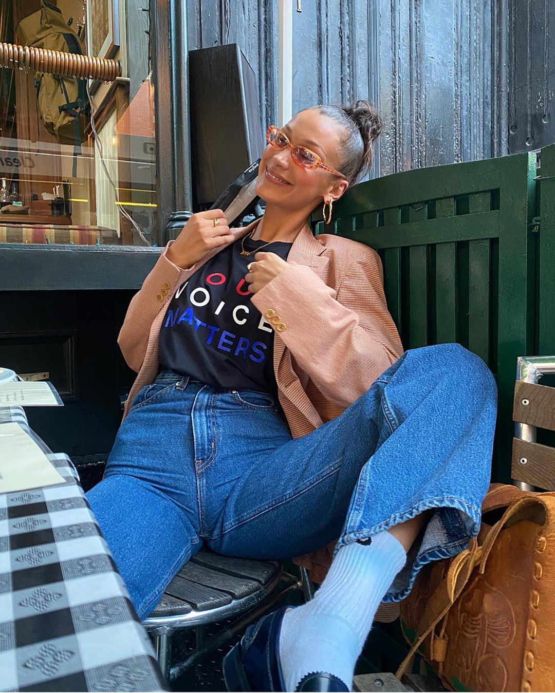 Идеально для осени: Белла Хадид показала, с чем носить самые модные джинсы сезона