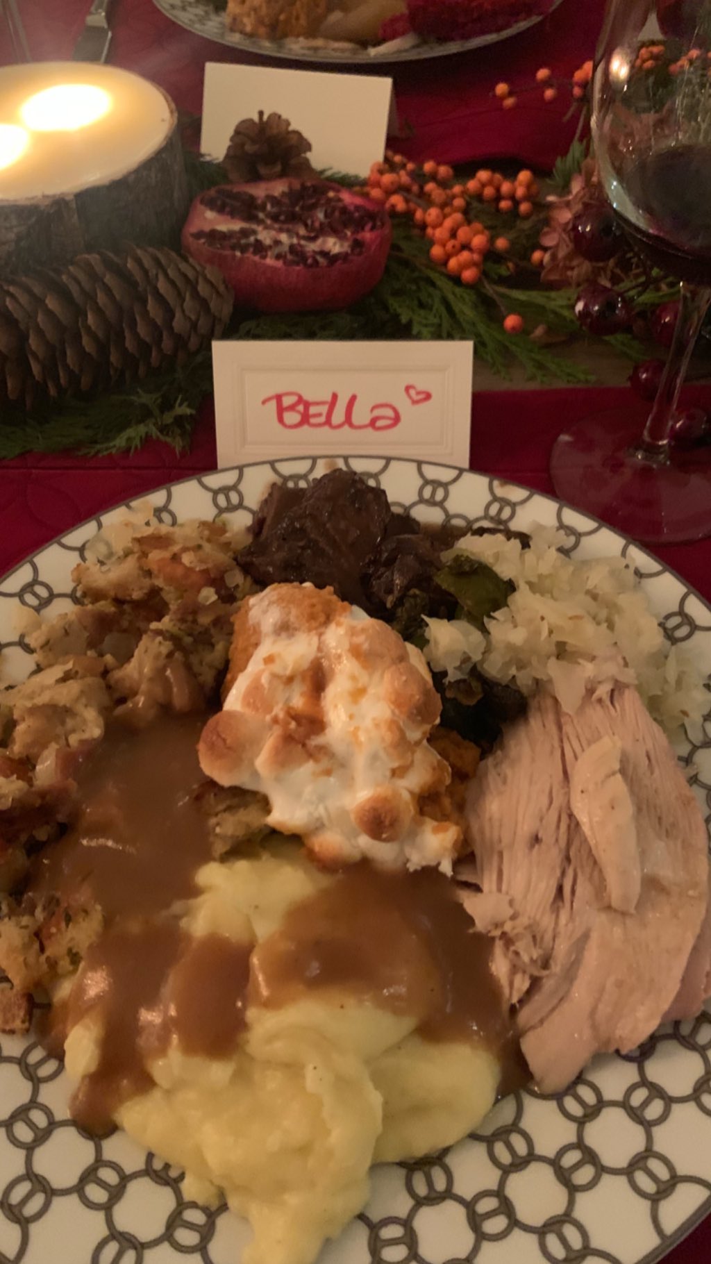 Дике Різдво: Белла Хадід захопила стрункою фігурою в незвичайному вбранні