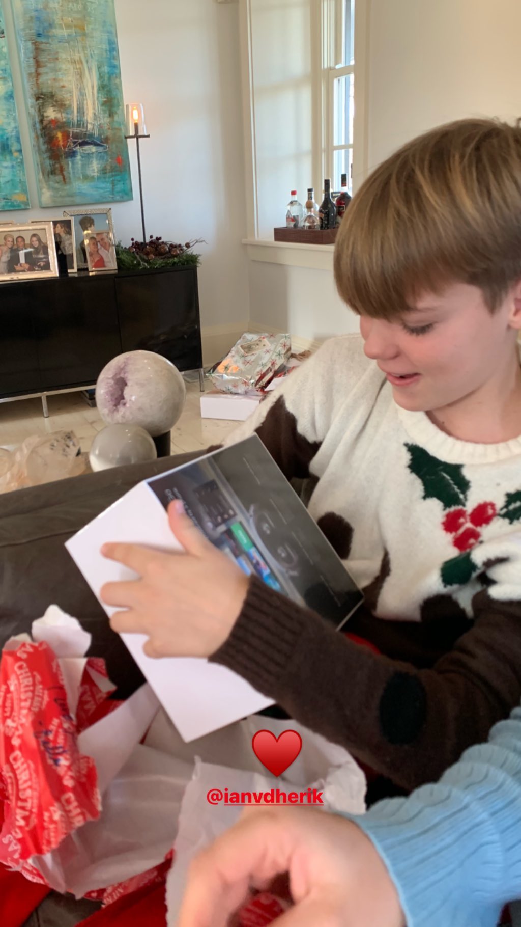 Дике Різдво: Белла Хадід захопила стрункою фігурою в незвичайному вбранні