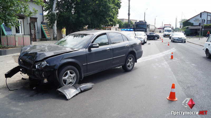 У Миколаєві електрокар Tesla зіткнувся з вантажівкою