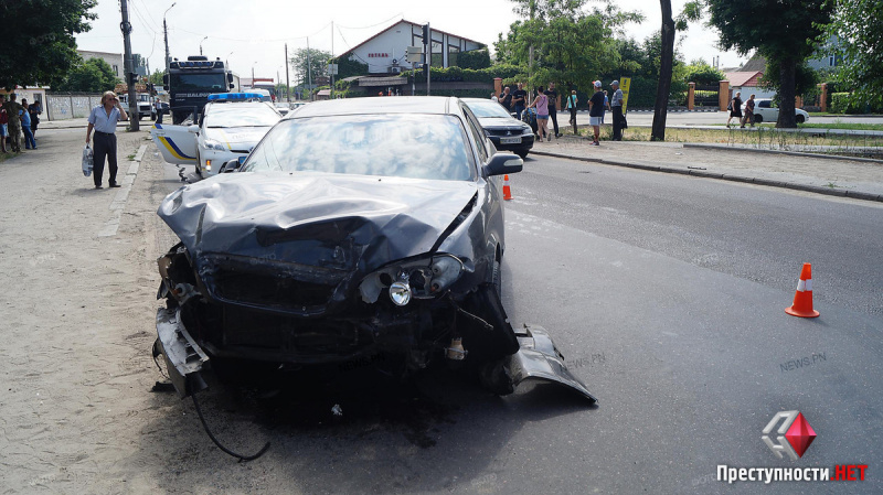 У Миколаєві електрокар Tesla зіткнувся з вантажівкою