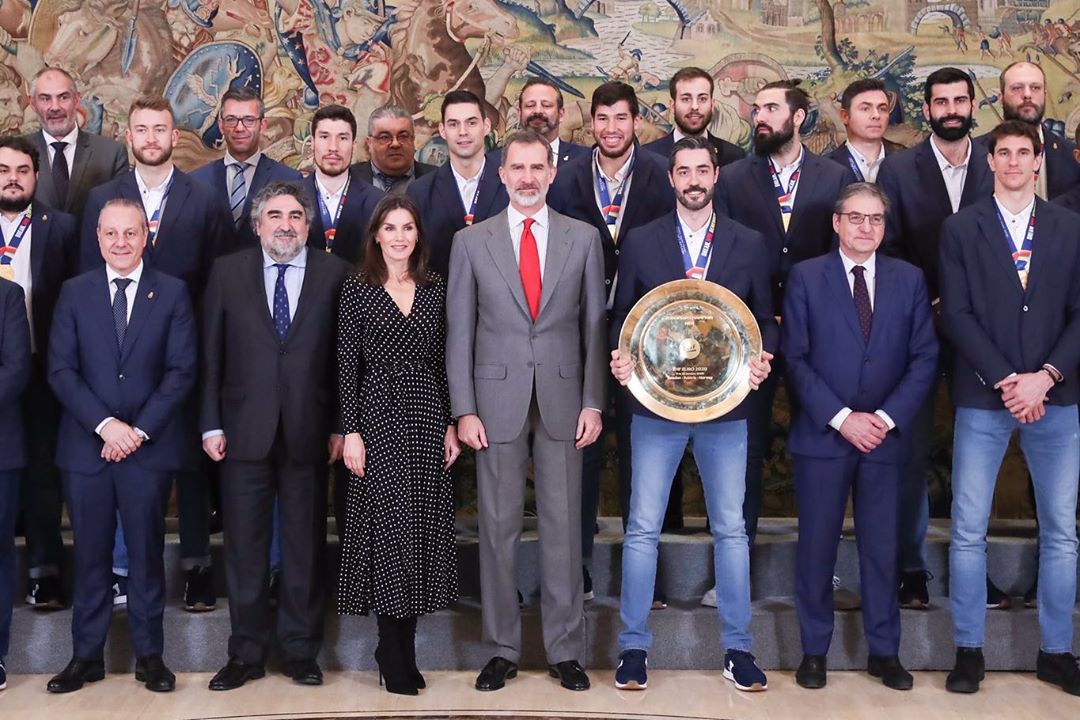 Королева Летиція полонила витонченою фігурою в трендовому платті-максі в горох