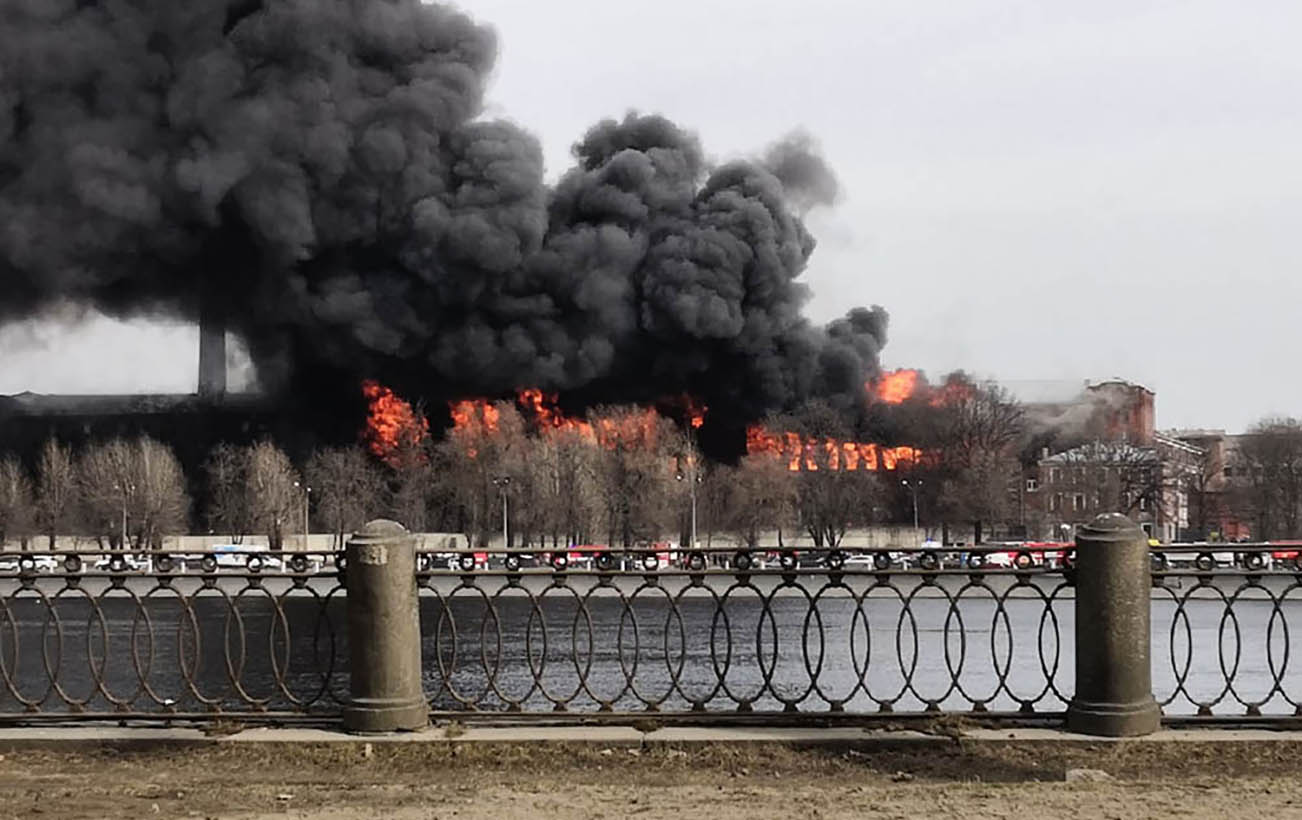 В центре Санкт-Петербурга масштабный пожар, горит бизнес-центр