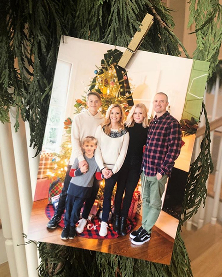 Поход в "Диснейленд" и оленьи рога: как западные звезды отметили Рождество 2018