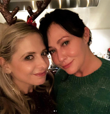 Поход в "Диснейленд" и оленьи рога: как западные звезды отметили Рождество 2018