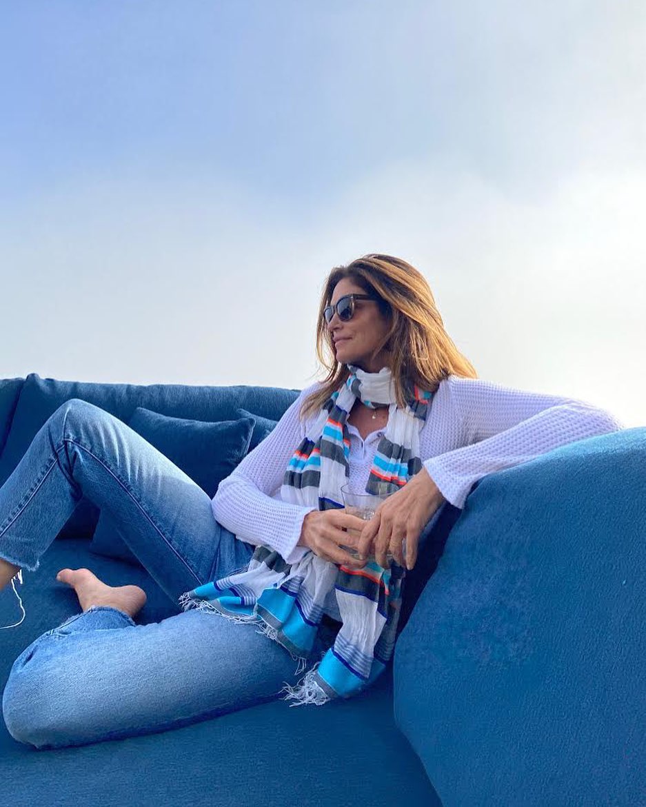 Стильный образ на каждый день: Синди Кроуфорд показала, с чем носить классические джинсы