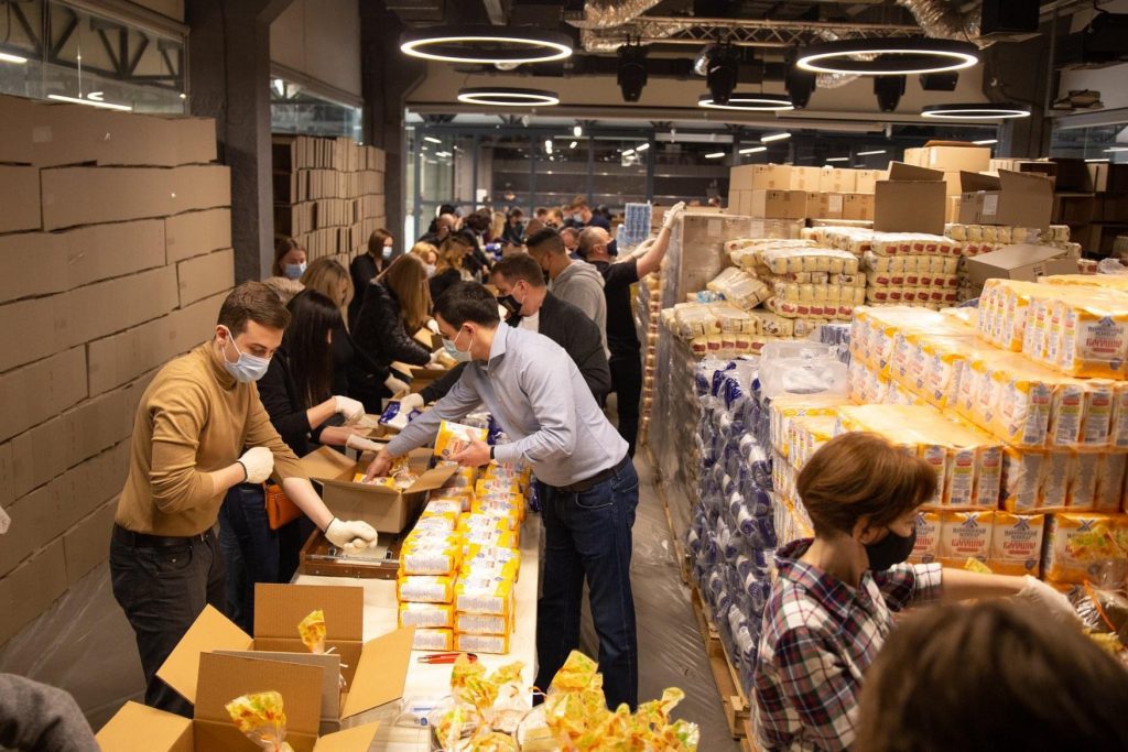 У Порошенко отправили еще более 12 тысяч продуктовых наборов