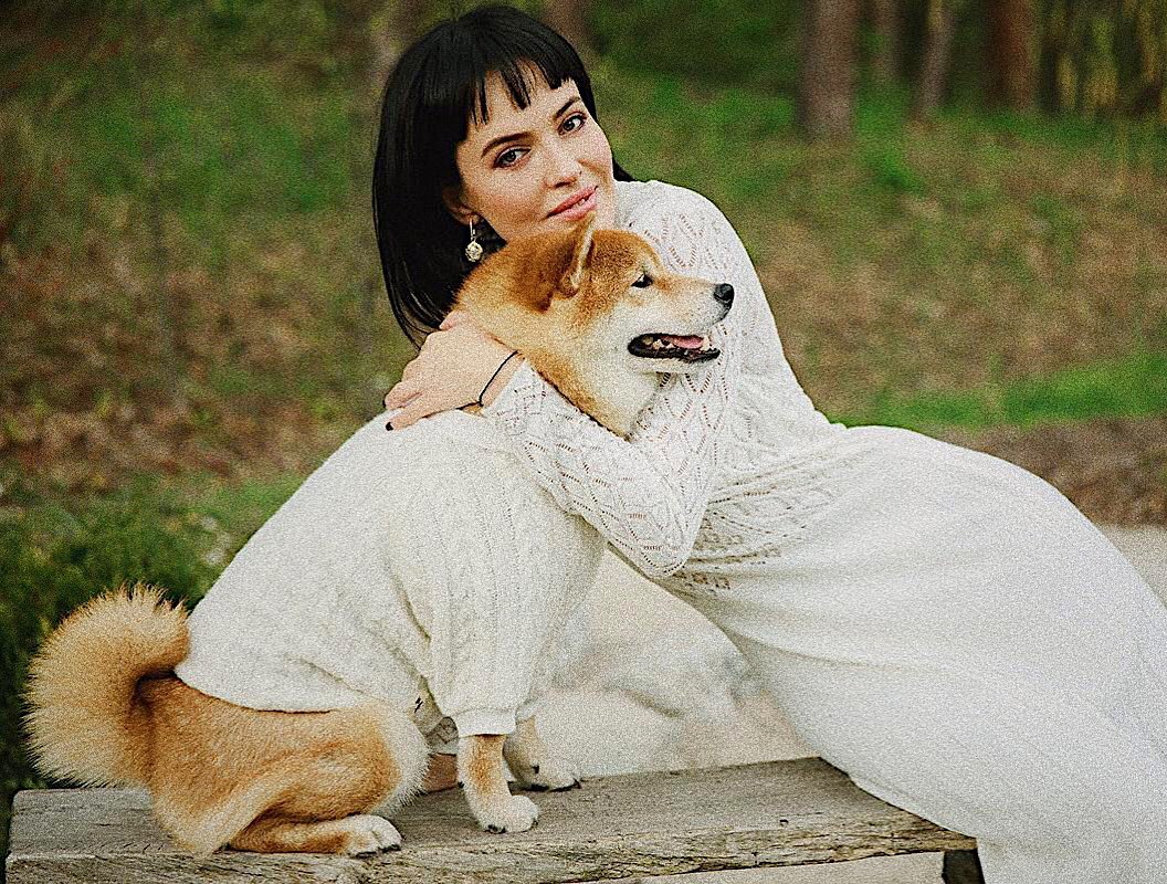 Дама с собачкой: Даша Астафьева умилила необычной фотосессией