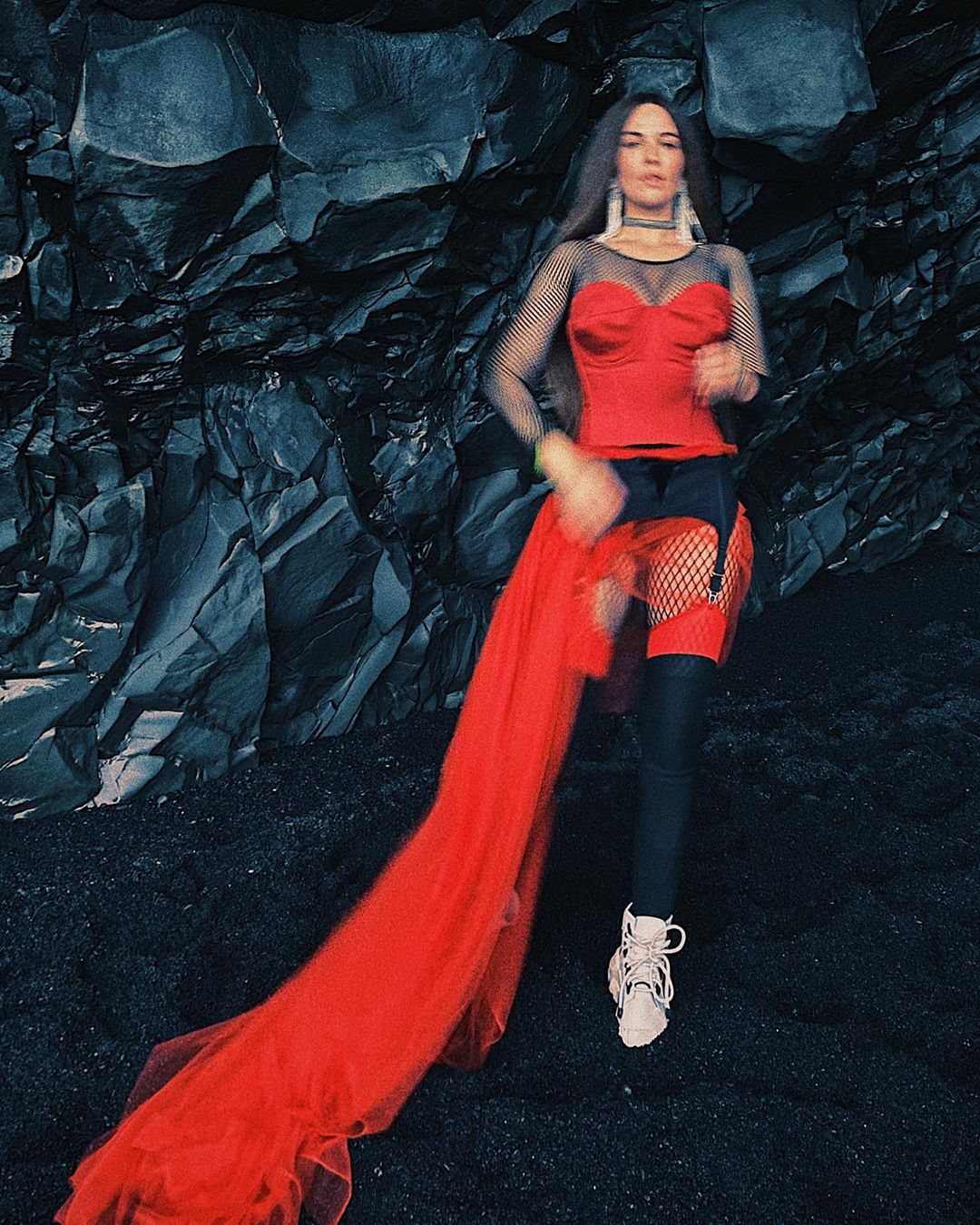 Даша Астаф'єва позувала у вражаючих нарядах на фоні мальовничої природи Ісландії