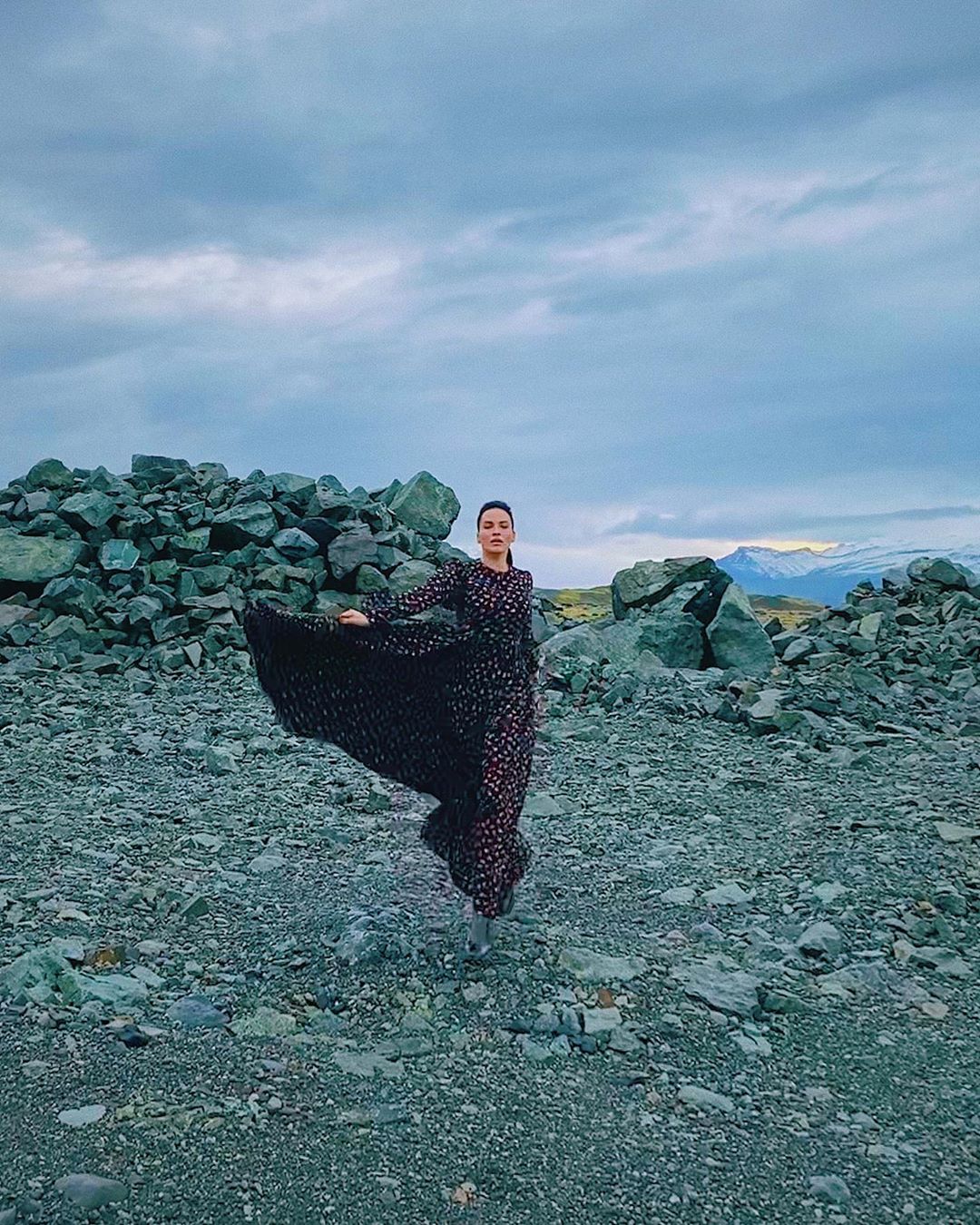 Даша Астаф'єва позувала у вражаючих нарядах на фоні мальовничої природи Ісландії