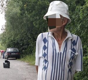 Під Хмельницьким пенсіонери прив'язали собаку до машини і волочили по дорозі