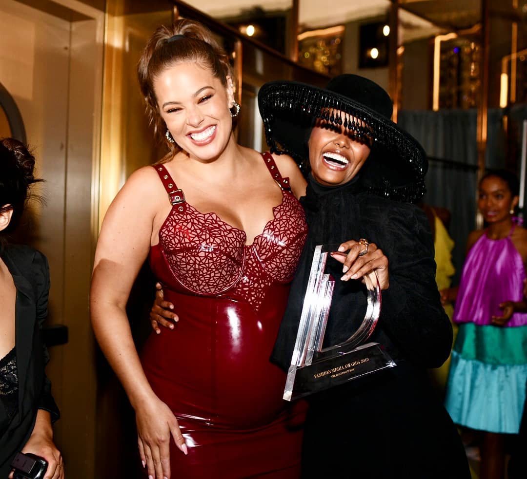 В красном латексе: беременная Эшли Грэм подчеркнула пышные формы откровенным нарядом