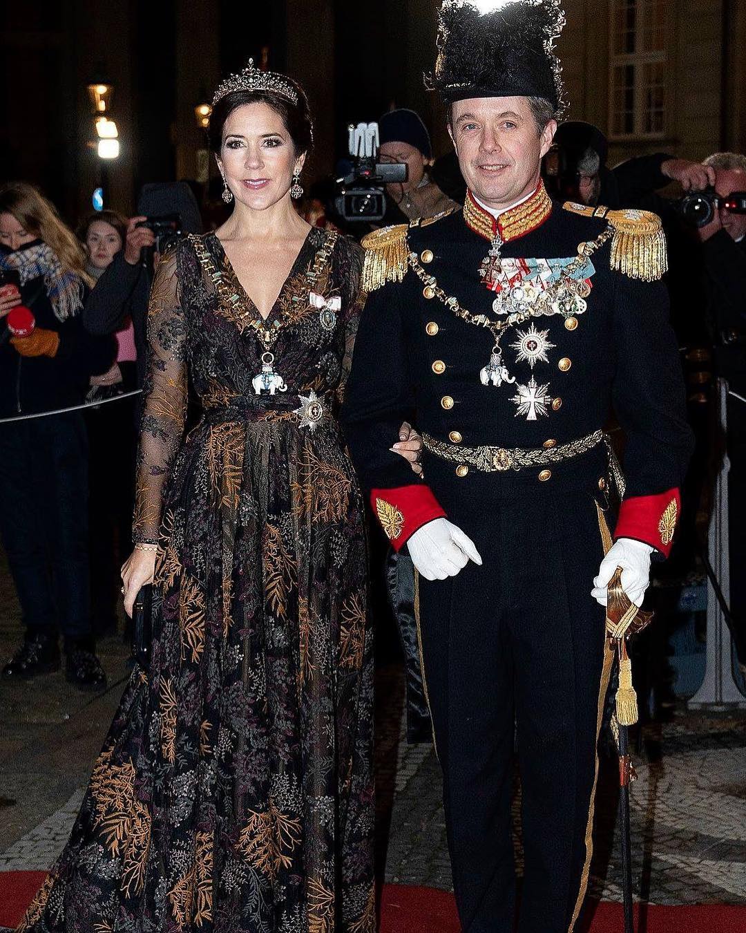 У тренді: королева Данії захопила розкішною кораловою сукнею на новорічному прийомі