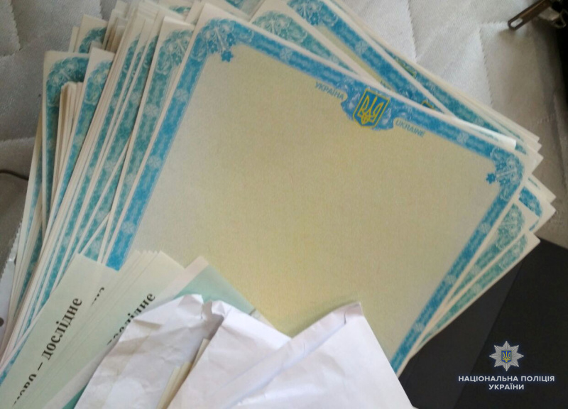 Нацполиция затримала угруповання, що займалось підробкою держдокументів