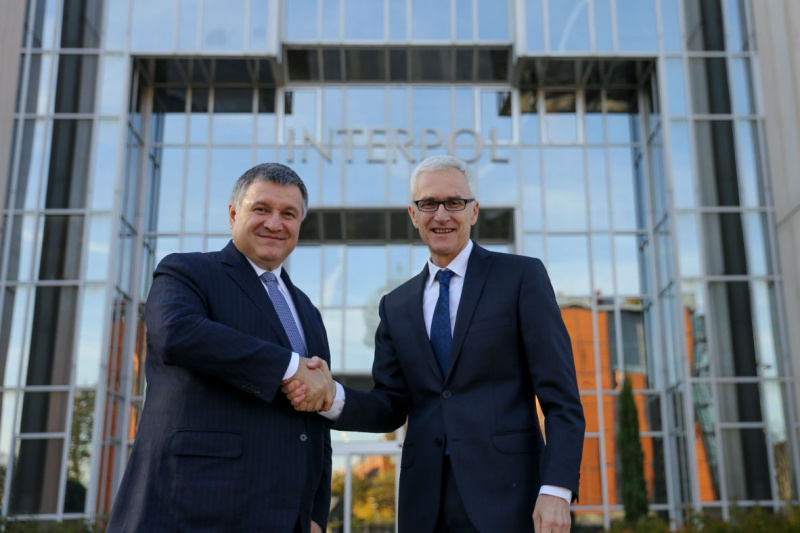 Украина обсудила с Интерполом сотрудничество в борьбе с кибер- и наркопреступлениями
