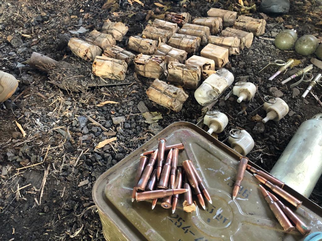 На Донбасі прикордонники виявили схованку з боєприпасами: що там знайшли (фото, відео)