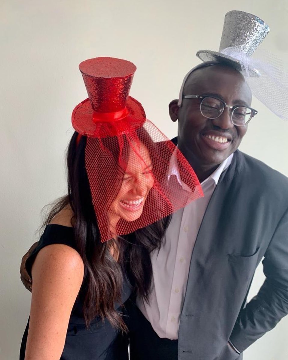 Счастливая и беззаботная: в сети появилось забавное фото Меган Маркл в цилиндре с вуалью