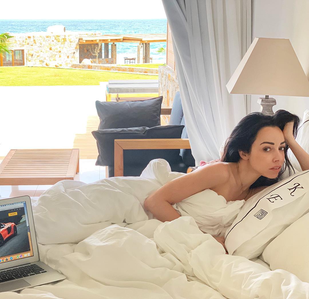 Обворожительная Екатерина Кухар взбудоражила сеть постельным фото из Греции