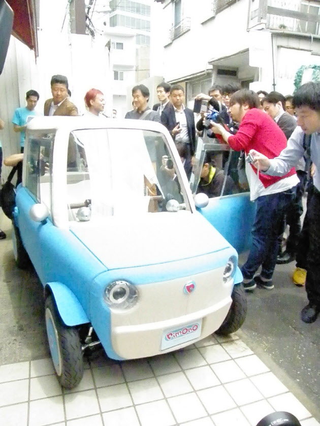 Японцы разработали суперлегкий пластиковый электромобиль