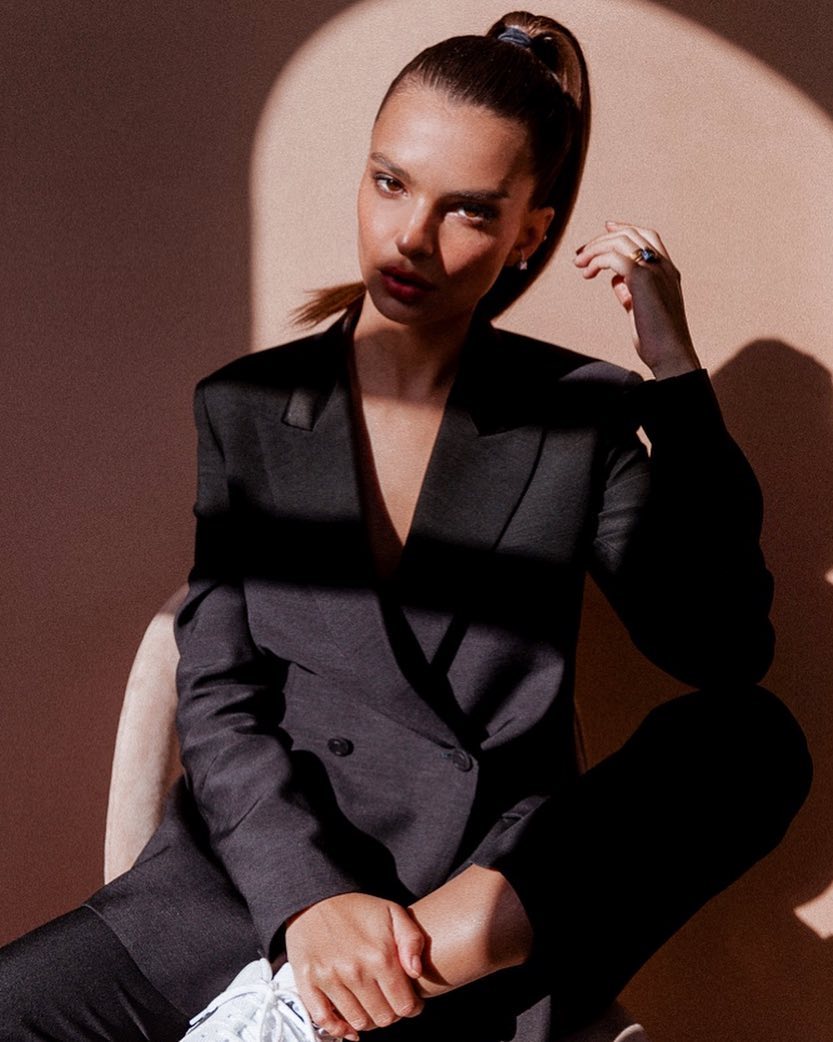 Кроп-топы, белье и пиджаки мужского кроя: создаем соблазнительный образ в духе Эмили Ратаковски