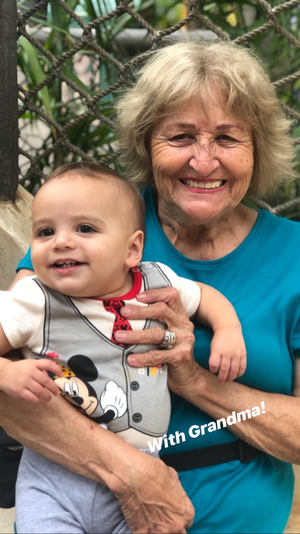 Свято продовжується! Єва Лонгорія засипала мережу милими фото з сином з Діснейленду