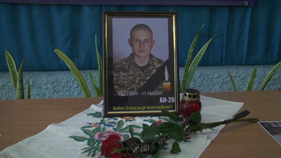 Все рисунки Саши были о небе: учителя курсанта с Ан-26 со слезами вспомнили его детство