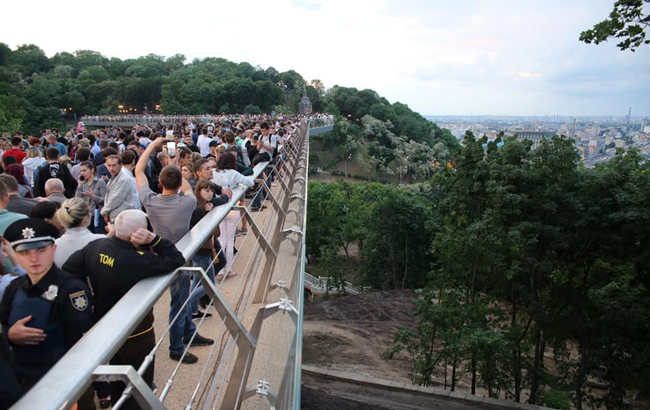 Просто він втомився: у нового мосту в Києві чергові проблеми. Відео