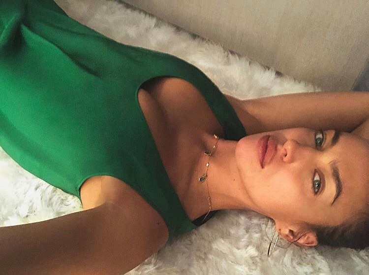 Идеально для лета: Ирина Шейк подчеркнула загарелое тело "сочным" нарядом