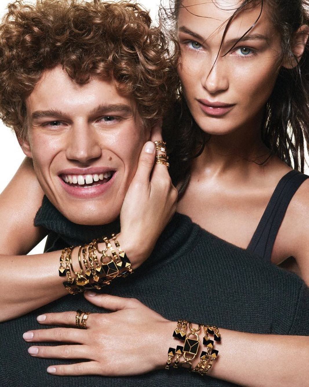 Ширяючи над землею, Белла Хадід показала новинки Michael Kors, які хоче кожна