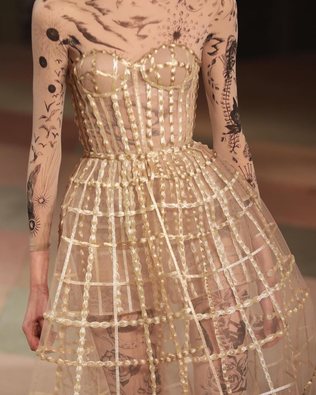 Тиждень високої моди в Парижі: Christian Dior влаштував "парад мрії" під куполом шапіто (фото)