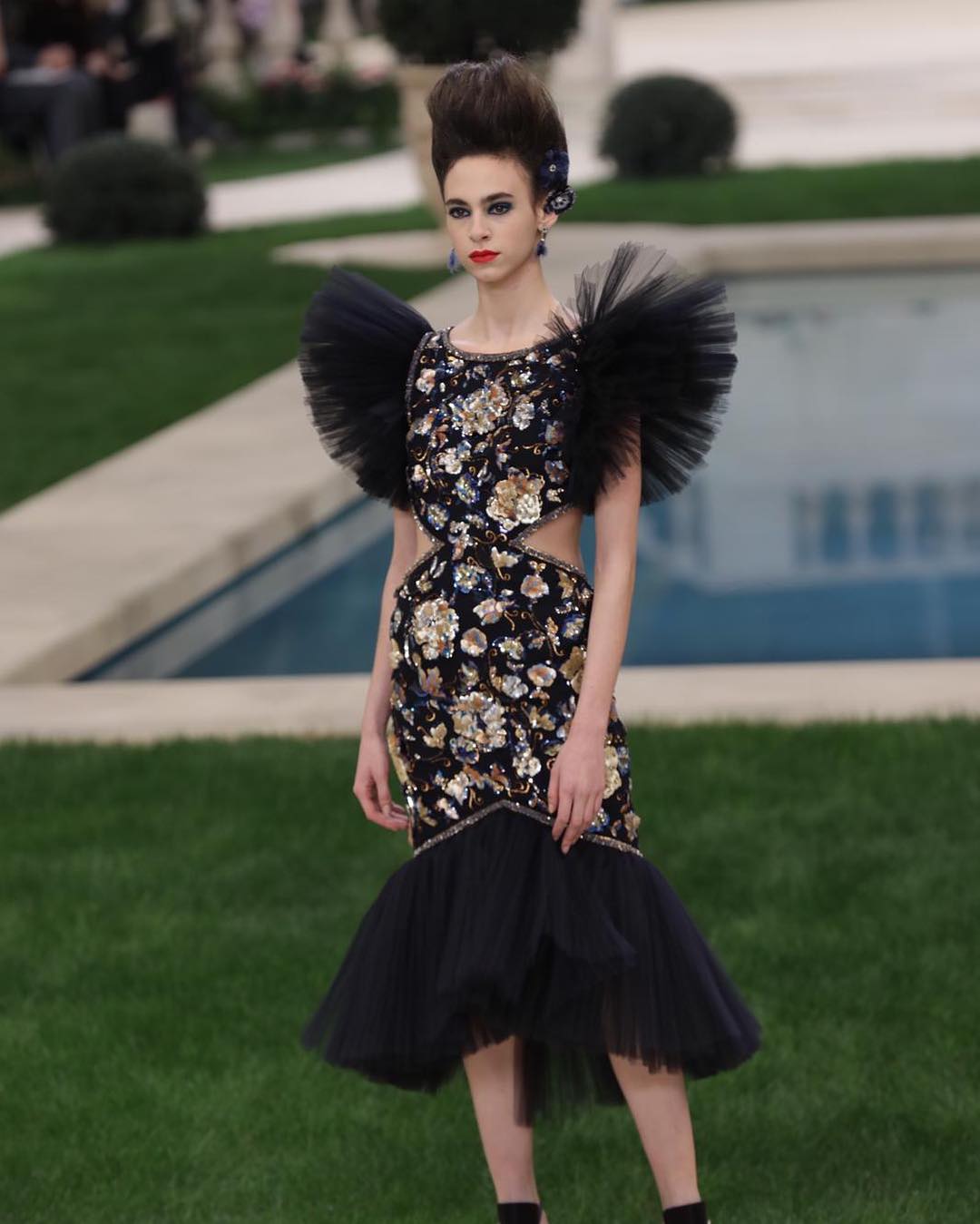 Перья, воланы и королевские забавы: показ CHANEL на Неделе высокой моды в Париже (фото)