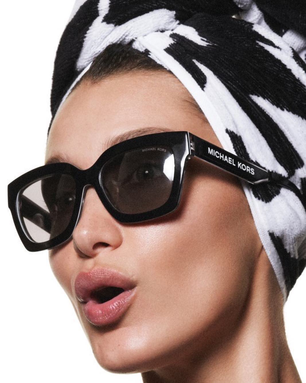 Ширяючи над землею, Белла Хадід показала новинки Michael Kors, які хоче кожна