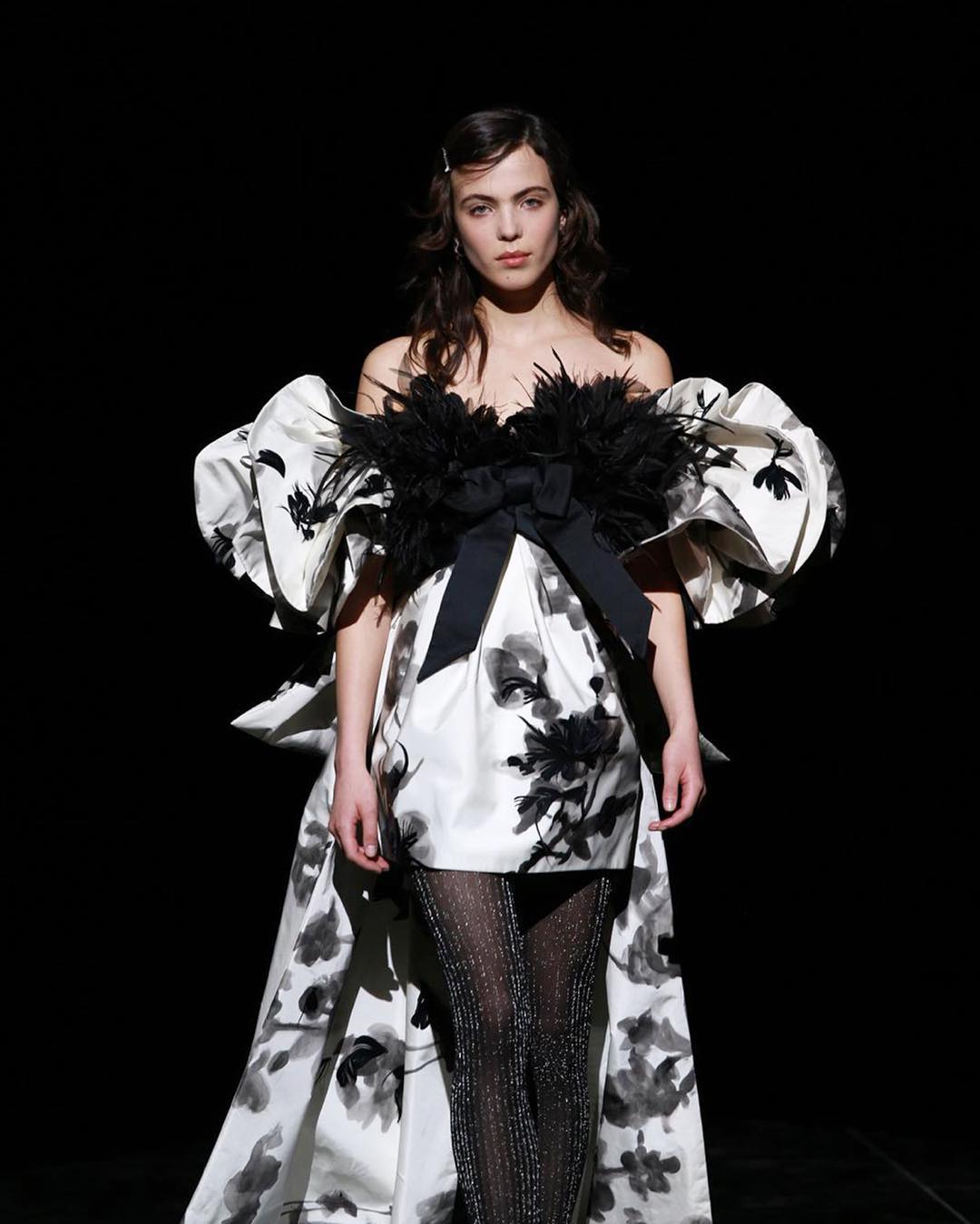Перья и гиперобъем: MARC JACOBS представил сказочную коллекцию сень-зима 2019