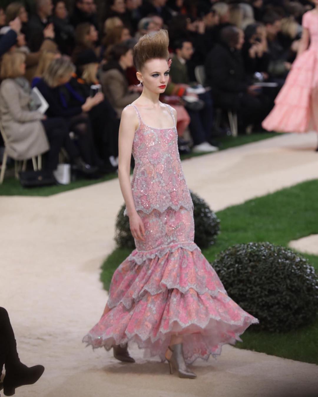 Перья, воланы и королевские забавы: показ CHANEL на Неделе высокой моды в Париже (фото)